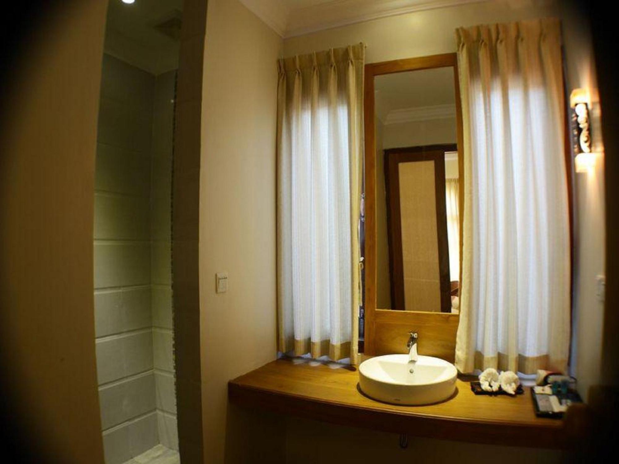Manisanda Hotel Баган Екстериор снимка