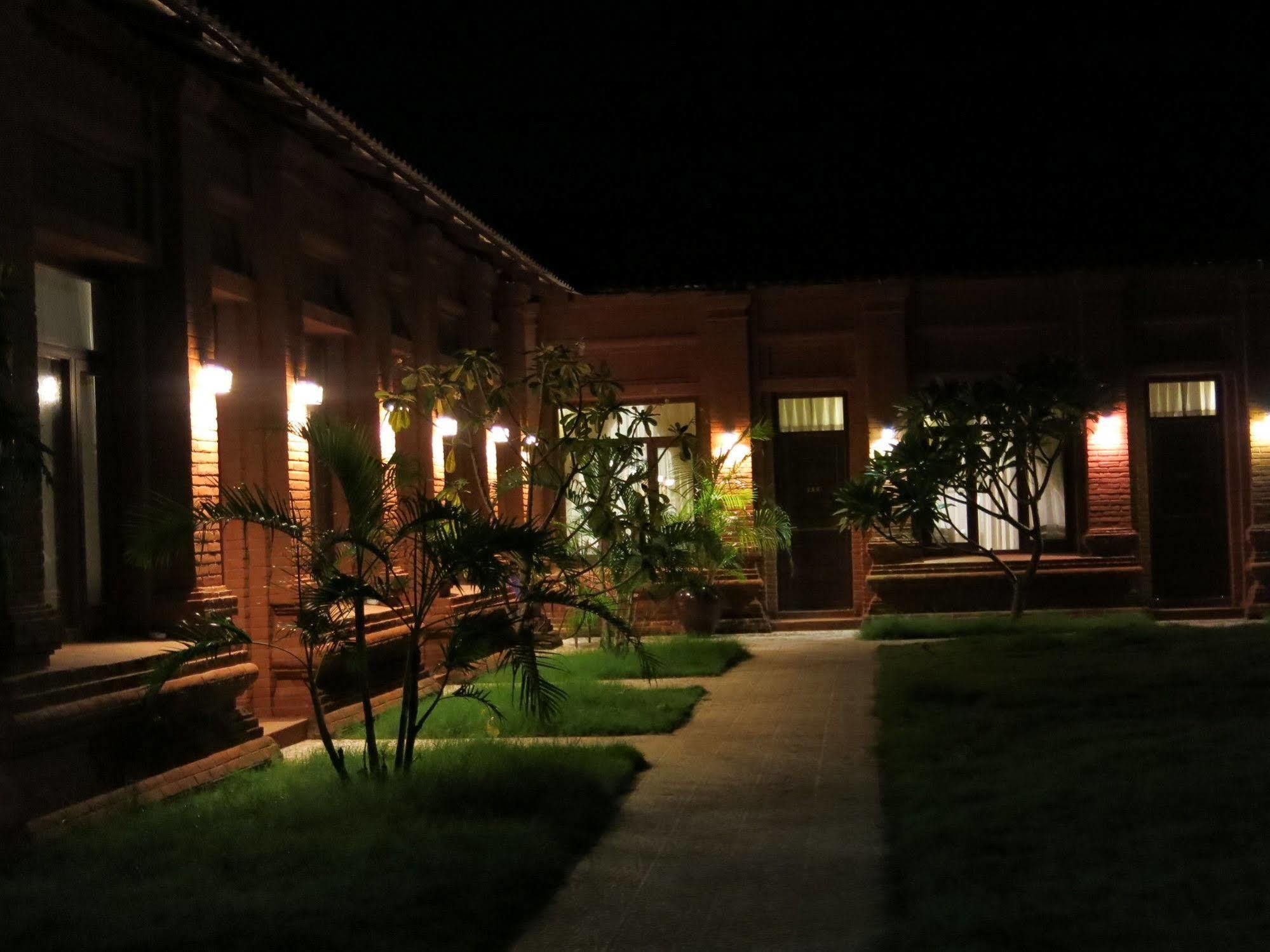 Manisanda Hotel Баган Екстериор снимка